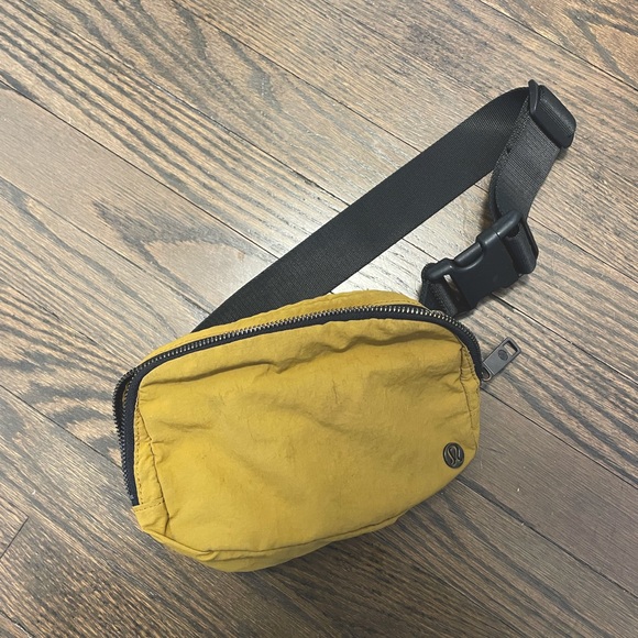 lululemon athletica Handbags - Lululemon everywhere belt bag